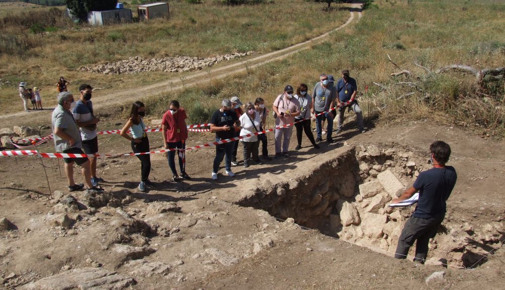 Los asistentes atienden las explicaciones sobre el trabajo arqueológico realizado en Madinat Al Zahra. Los asistentes atienden las explicaciones sobre el trabajo arqueológico realizado en Madinat Al Zahra.