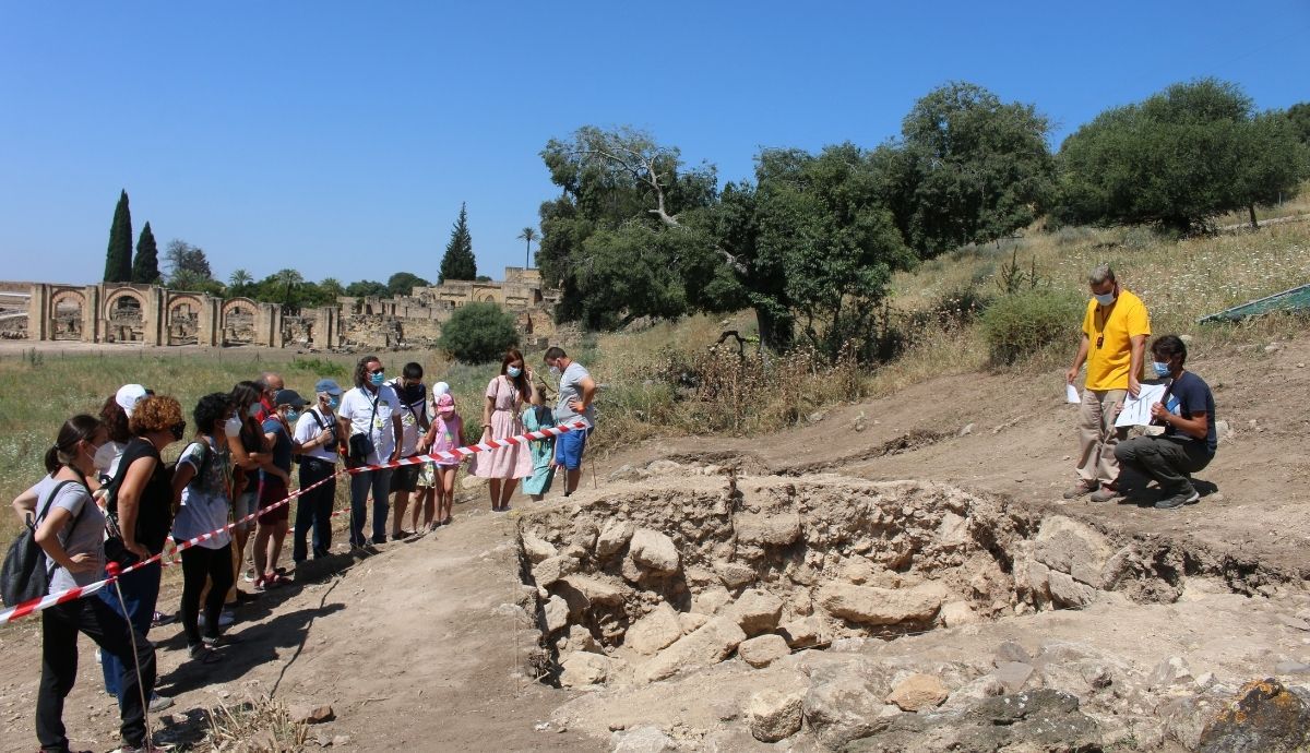 Público asistente interesado por el trabajo arqueológico. Foto. Conjunto Arqueológico de Madinat Al-Zahra.