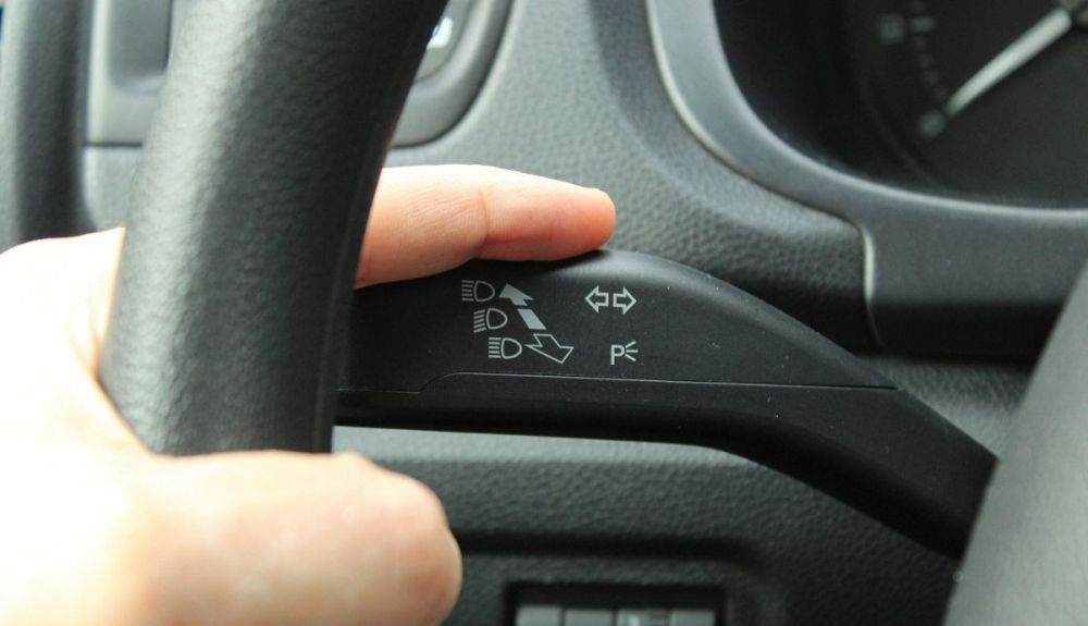 ¿Cuándo debemos usar el intermitente? La DGT nos lo recuerda.