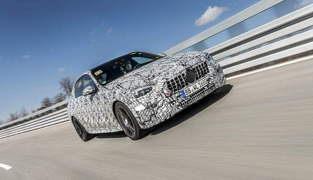 Subidos ya a un prototipo de la nueva Clase C, con tecnología del C63 AMG. Subidos ya a un prototipo de la nueva Clase C, con tecnología del C63 AMG.