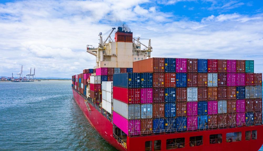 Barco de carga con contenedores dedicado a la importación y exportación de mercancías.