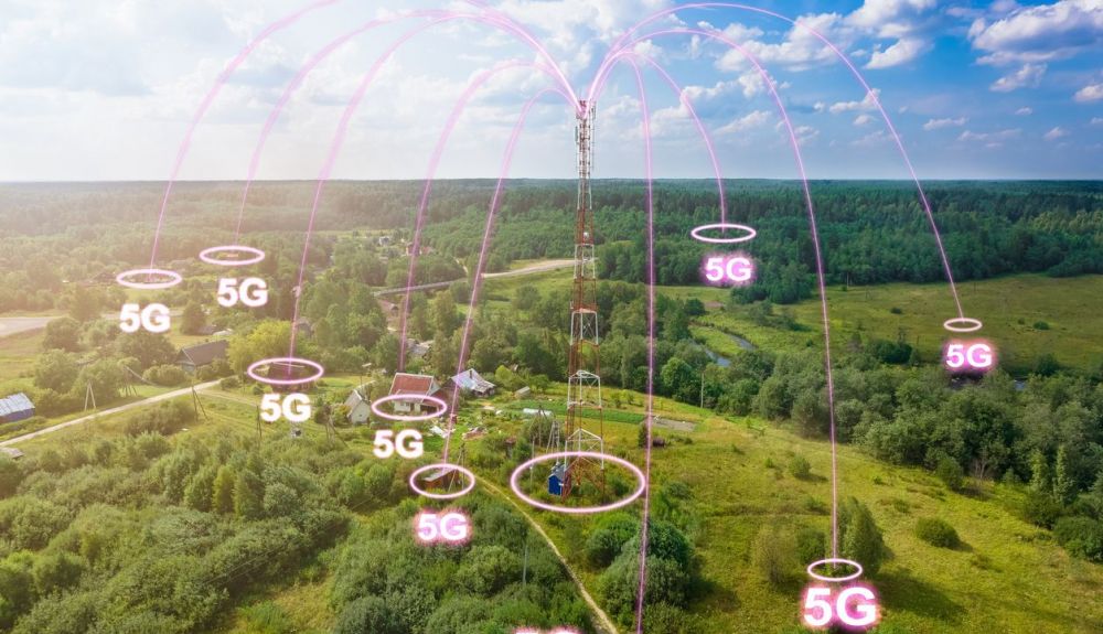 Antenas de 5G instaladas en el campo.