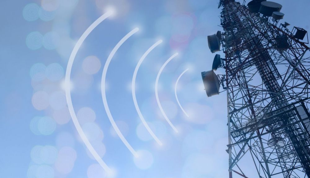 Mástil de antenas de televisión tecnología inalámbrica.