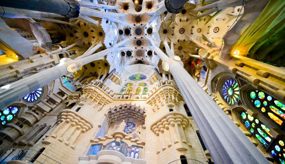 El interior de la Sagrada Familia es tan espectacular como su exterior. El interior de la Sagrada Familia es tan espectacular como su exterior.