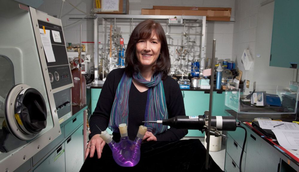 Barbara Sherwood Lollar, geoquímica de la Universidad de Toronto, y sus colegas demostraron que las grandes cantidades de hidrógeno en fluidos de minas profundas probablemente fueron generadas por la radiólisis del agua. Barbara Sherwood Lollar, geoquímica de la Universidad de Toronto, y sus colegas demostraron que las grandes cantidades de hidrógeno en fluidos de minas profundas probablemente fueron generadas por la radiólisis del agua.