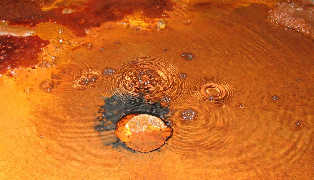 Burbujas de metano, hidrógeno y nitrógeno se elevan a través del agua estancada en la mina Soudan en Minnesota. Es probable que la radiólisis del agua haya producido al menos algunos de estos gases. Burbujas de metano, hidrógeno y nitrógeno se elevan a través del agua estancada en la mina Soudan en Minnesota. Es probable que la radiólisis del agua haya producido al menos algunos de estos gases.