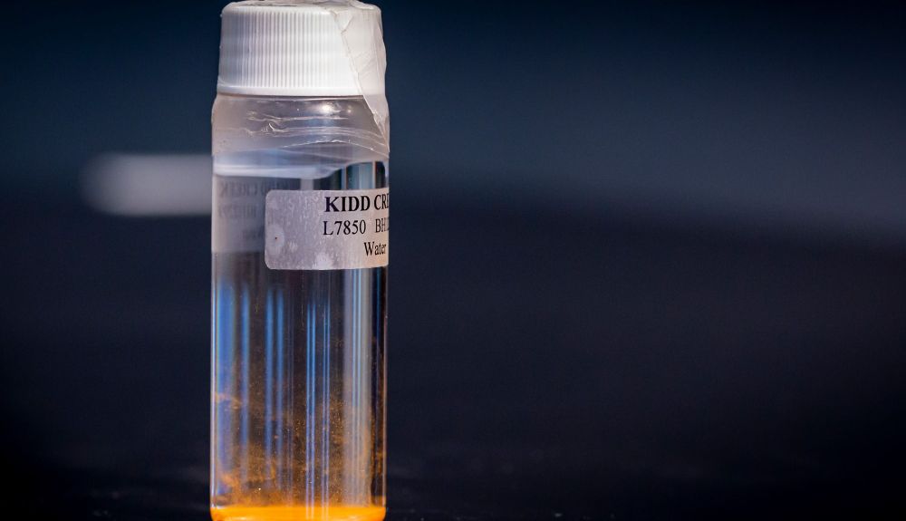 Una muestra de agua antigua encontrada en las profundidades de la mina Kidd Creek en Ontario, Canadá. Una muestra de agua antigua encontrada en las profundidades de la mina Kidd Creek en Ontario, Canadá.
