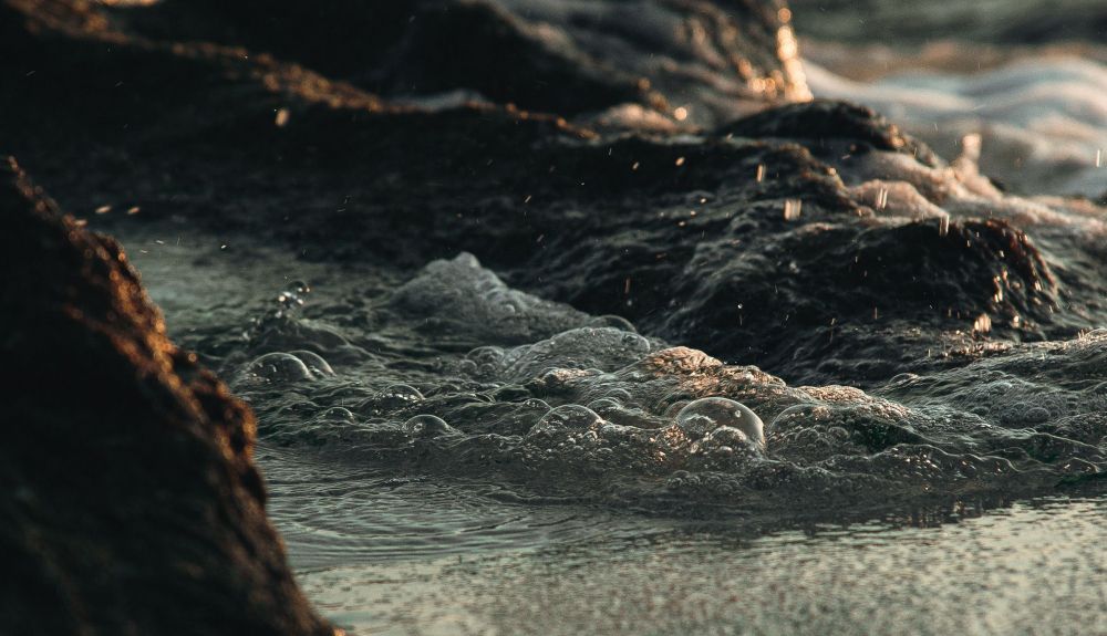 La vida puede haber surgido por primera vez en piscinas de agua que se arremolinan entre las rocas. La vida puede haber surgido por primera vez en piscinas de agua que se arremolinan entre las rocas.