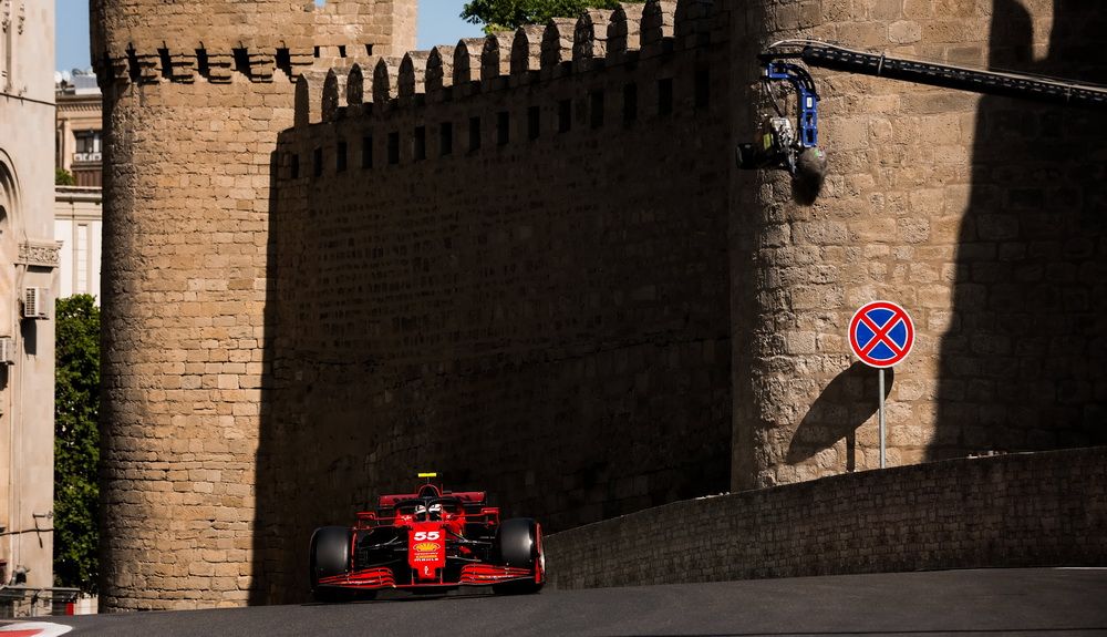 Carlos Sainz (Ferrari) se clasificó octavo en Bakú