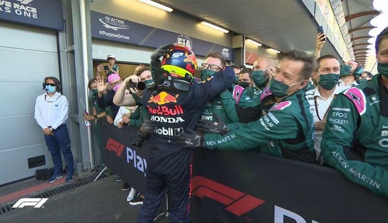 Pérez celebró la victoria también con los mecánicos del equipo rival, Aston Martin