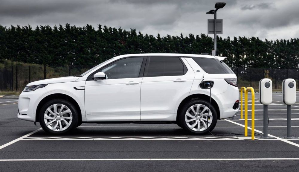 El Land Rover Discovery Sport P300e en un punto de carga eléctrica El Land Rover Discovery Sport P300e en un punto de carga eléctrica