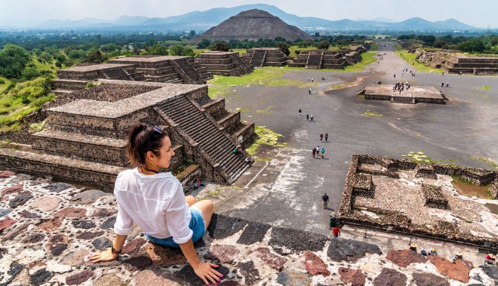 Una turista observa el paisaje desde una pirámide maya en Mexico.