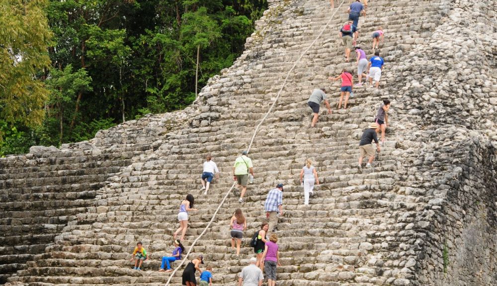 Personas intentan alcanzar la cima de la pirámide maya Nohoch Mul.