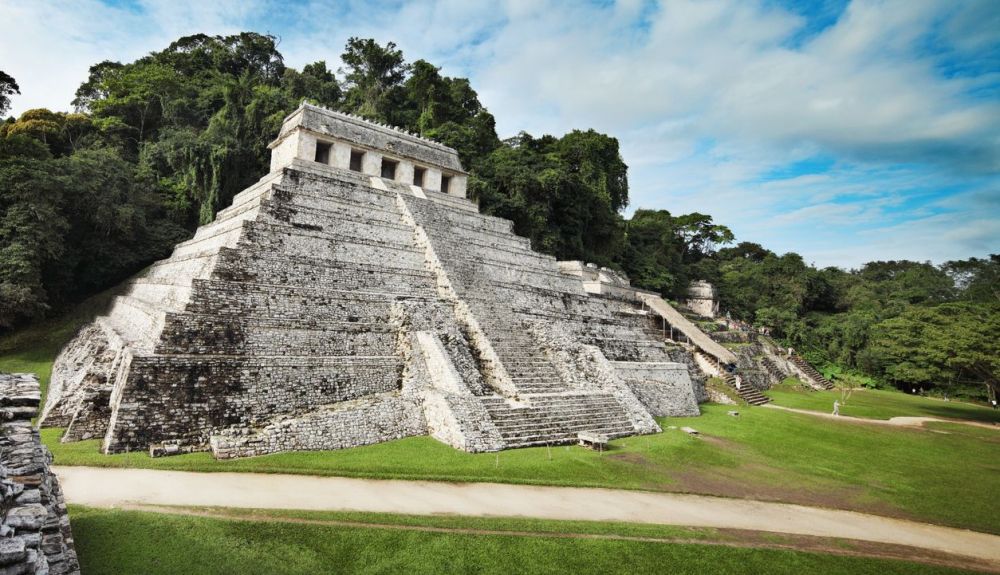 El Templo de las Inscripciones es una pirámide maya que se encuentra en el Parque de Palenque en México.