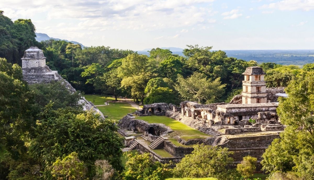 Una de las pirámides mayas más impresionante se encuentra en la Zona Arqeuológica Palenque, en México