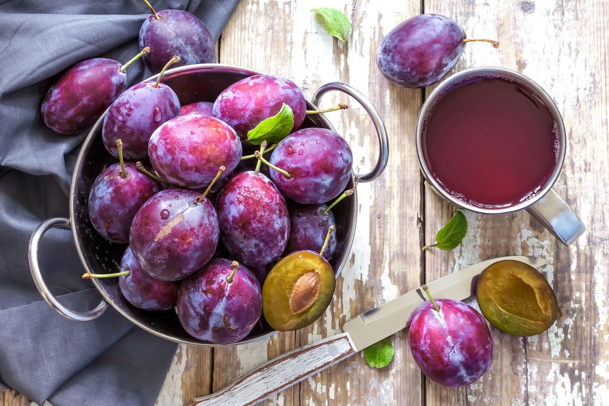 Ciruelas moradas, ricas en antocianinas, un pigmento natural de gran capacidad antioxidante. Foto: IStock.