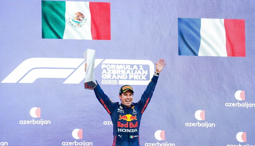 Checo Pérez subió al podi por primera vez con un Red Bull en Bakú Checo Pérez subió al podi por primera vez con un Red Bull en Bakú