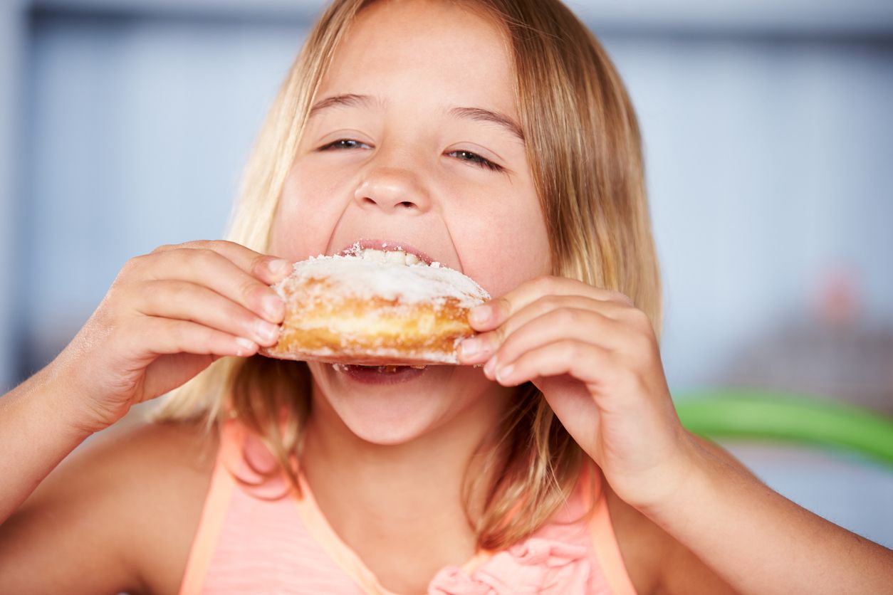 Los alimentos industriales en niños pueden producir obesidad en la juventud. Foto: IStock.