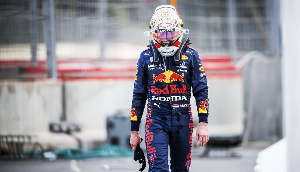 Max Verstappen regresando a boxes tras su accidente en la carrera de Bakú Max Verstappen regresando a boxes tras su accidente en la carrera de Bakú