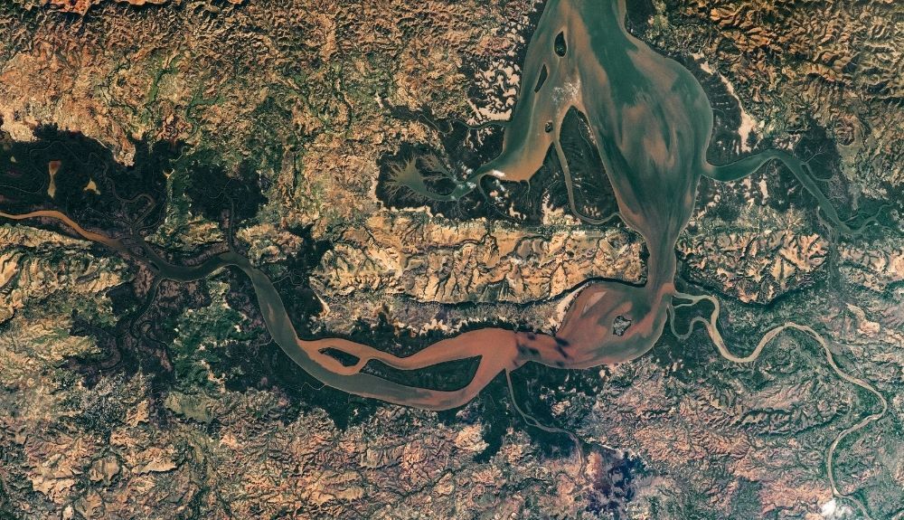 Los ríos transportan cargas de sedimentos oxidados desde la meseta central alta de Madagascar hacia el canal de Mozambique (no se muestra en la imagen)