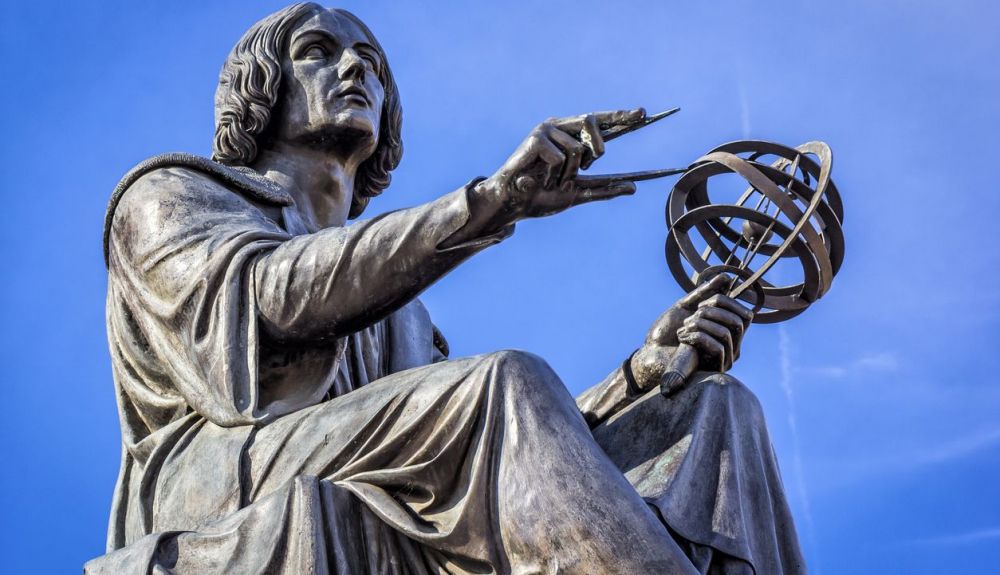 Una escultura de Nicolás Copérnico, el padre de la astronomía actual. Foto: IStock.