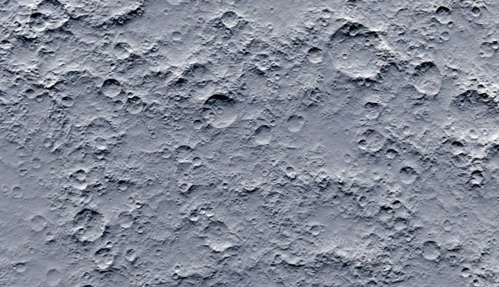 En la superficie lunar, hay miles de cráteres.