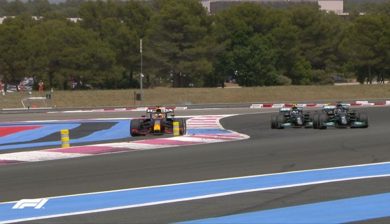 En la salida Verstappen no pudo controlar el Red Bull y le superó Hamilton En la salida Verstappen no pudo controlar el Red Bull y le superó Hamilton