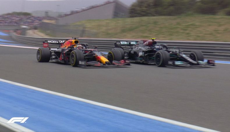 5 Verstappen superó a Bottas y se situó segundo tras Hamilton 5 Verstappen superó a Bottas y se situó segundo tras Hamilton