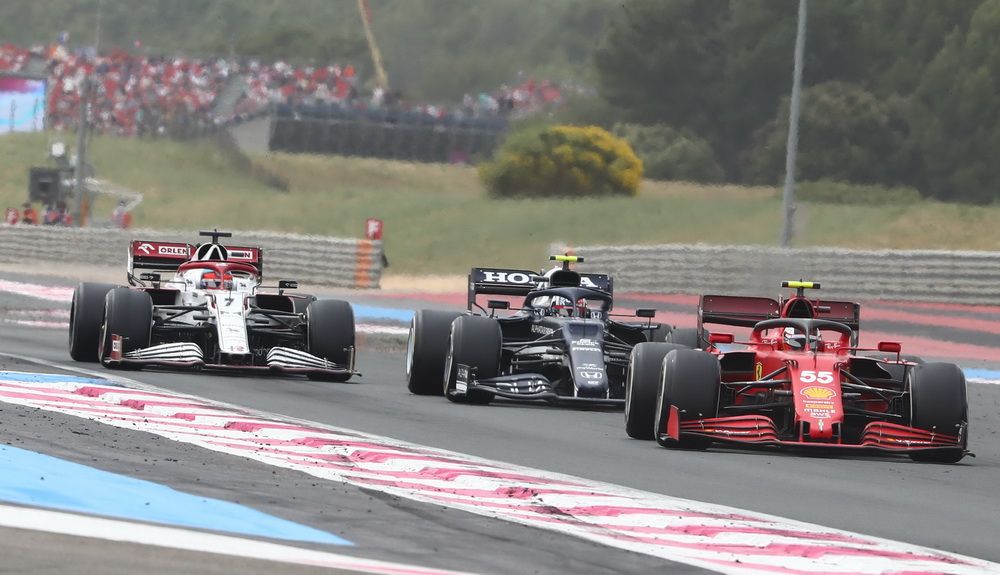 Sainz en carrera por delante de Gasly y Raikkonen