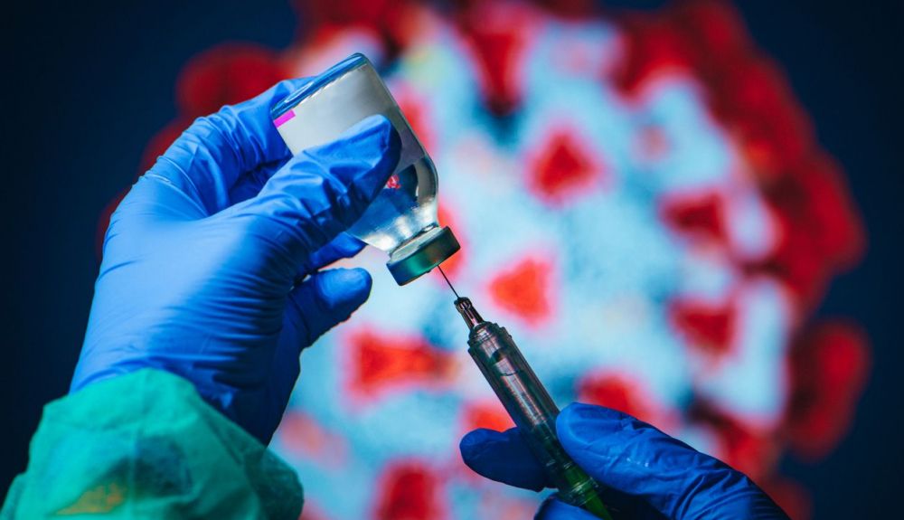 Médico con una vacuna de Covid 19. Se podría valorar el uso cde este descubrimiento como tratamiento preventivo de la infección Médico con una vacuna de Covid 19. Se podría valorar el uso cde este descubrimiento como tratamiento preventivo de la infección