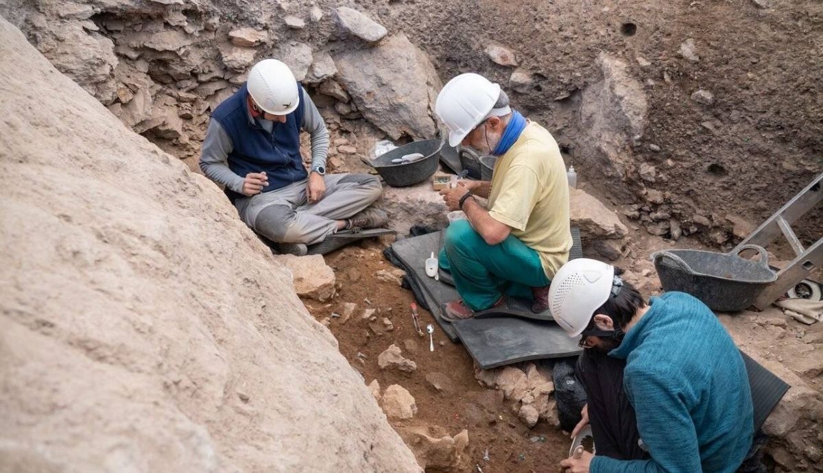 Los investigadores trabajando en los restos de Linya, la homo sapiens de los Pirineos.