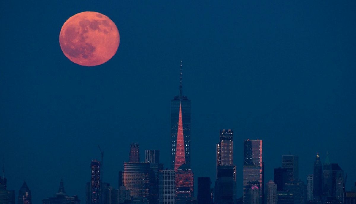 Luna de Fresa sobre el cielo de Nueva York. Foto: NASA.