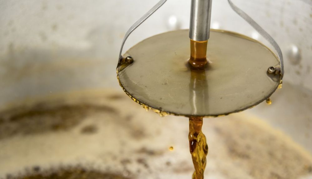Proceso de filtrado de cerveza artesanal. Proceso de filtrado de cerveza artesanal.