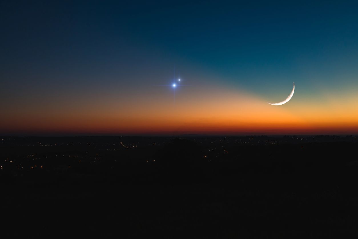 Conjunción astronómica de Saturno, Júpiter y Luna.  Foto: IStock.