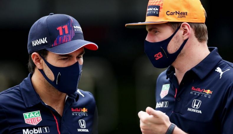 Checo Pérez junto a su compañero Max Verstappen