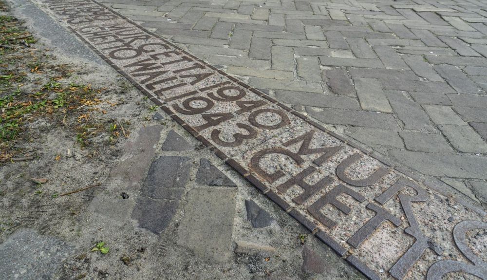Indicación en el suelo de donde se encontraba el muro del gueto de Varsovia.