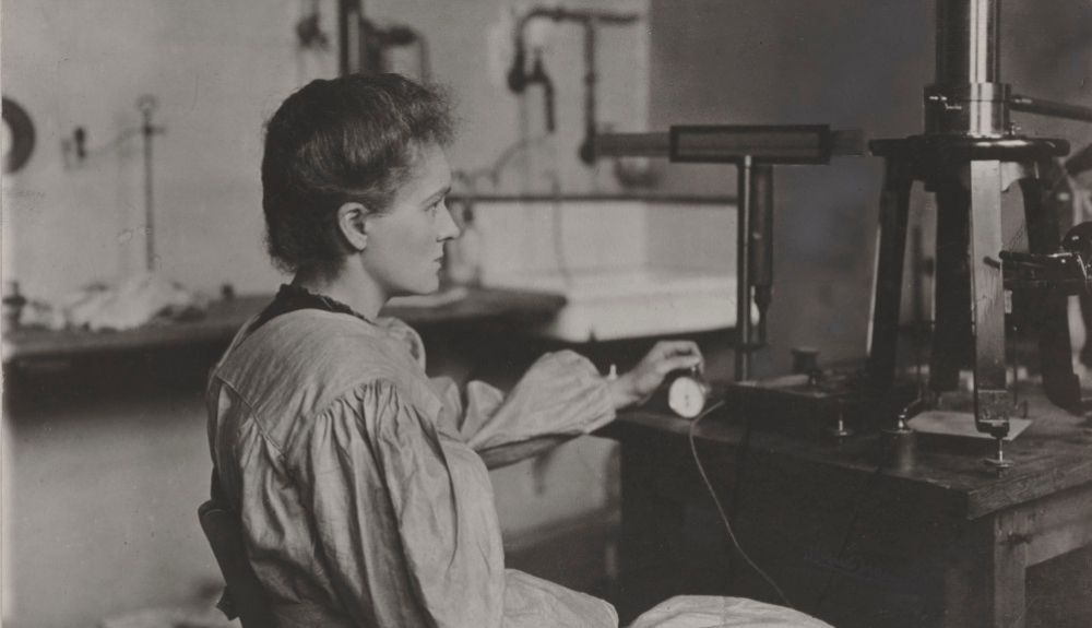 Marie Curie, trabajando en su laboratorio. Marie Curie, trabajando en su laboratorio.