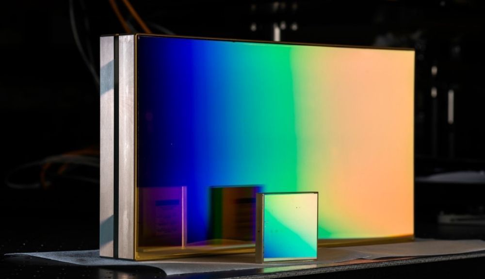 Dos rejillas de difracción. El de delante utilizado en experimentos por Donna Strickland. Dos rejillas de difracción. El de delante utilizado en experimentos por Donna Strickland.