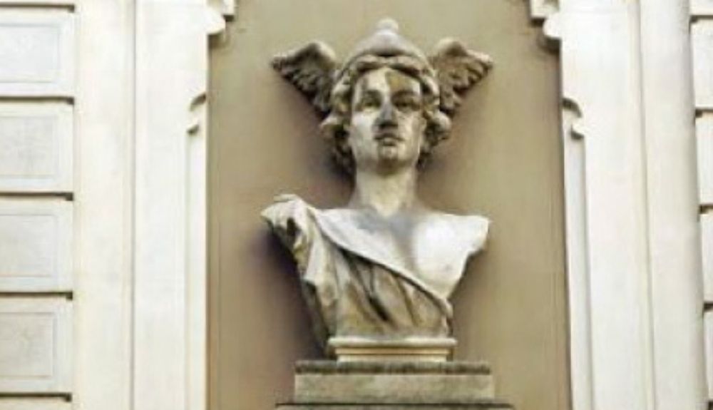 Escultrua de Hermes con el casco alado. Escultrua de Hermes con el casco alado.