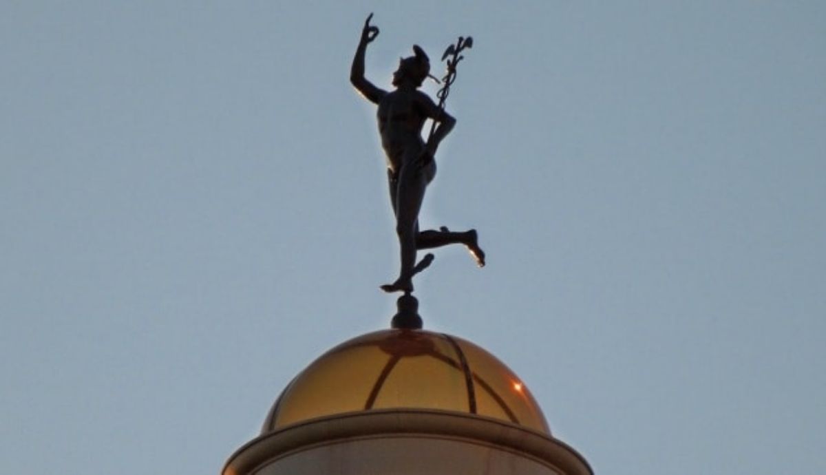 Una imagen muy característica del dios griego Hermes en Barcelona.