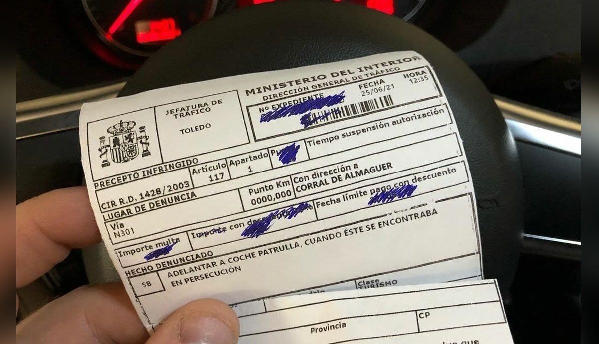La multa por adelantar a un coche patrulla que recibió un conductor de la DGT, ¿anulable? Foto: SocialDrive