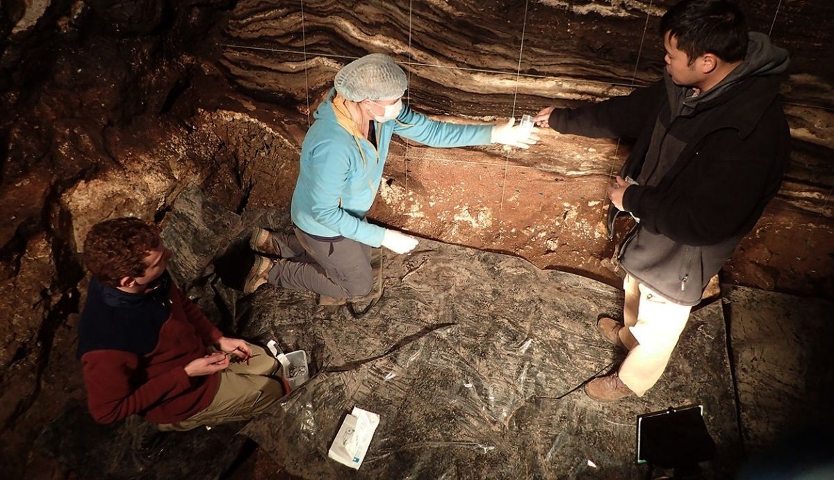 Investigadores en la cueva donde posiblemente convivieron dinosovaros, neandertales y humanos mdoernos.