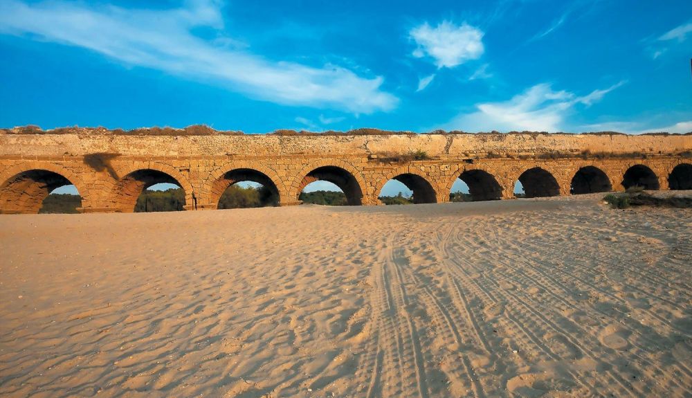 Los acueductos trajeron agua a las antiguas ciudades romanas. Los acueductos trajeron agua a las antiguas ciudades romanas.