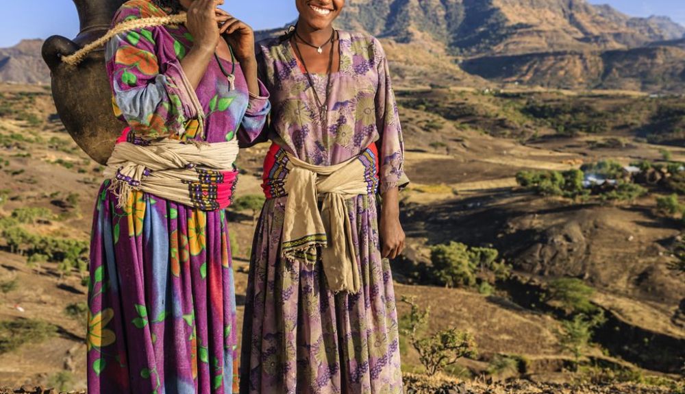 Jóvenes africanas que llevan agua a su casa, Etiopía, África Jóvenes africanas que llevan agua a su casa, Etiopía, África