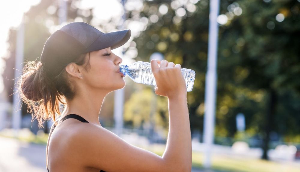 Según diversos estudios las mujeres necesitan menos agua que los hombres. Según diversos estudios las mujeres necesitan menos agua que los hombres.