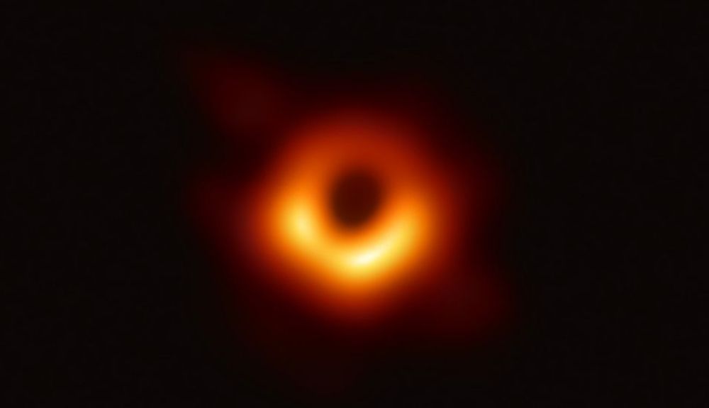 El Event Horizon Telescope capturó esta imagen del agujero negro supermasivo en el centro de la galaxia M87. (2)