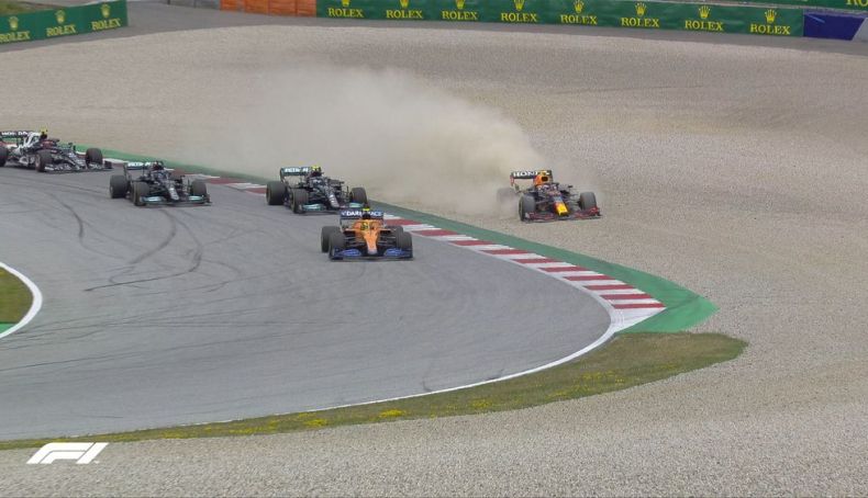 3 Pérez intentó adelantar a Norris y se salió de la pista bajando al décimo lugar