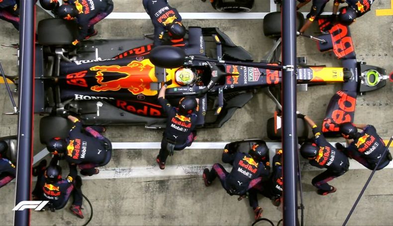 5 Max Verstappen hace su parada en boxes