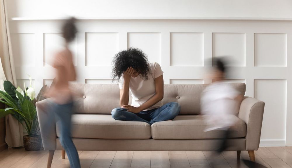 Mujer aquejada de misofonía. Mujer aquejada de misofonía.
