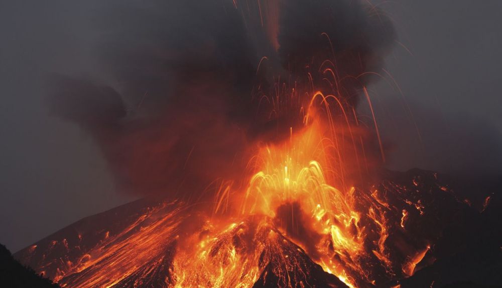 El volcán Sakurajima en erupción.